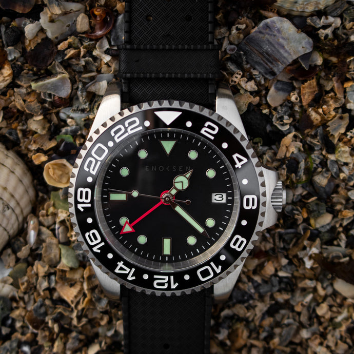 The Roam E07/A GMT up close and personal